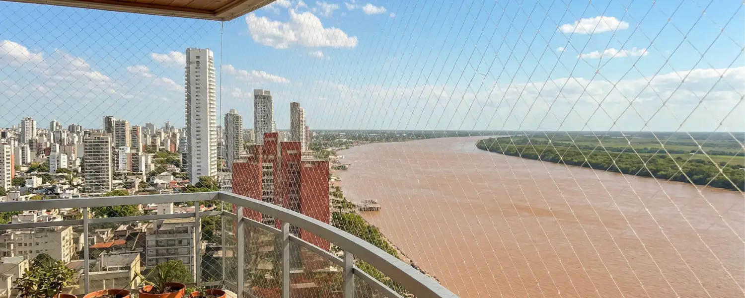 Red de protección instalada en balcón de edificio en Rosario